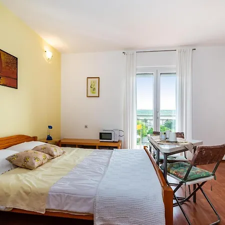 Appartement Amazing In With Wifi Rovanjska